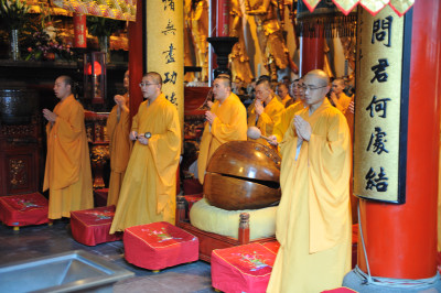 Mönche beim Beten im Yufo Tempel